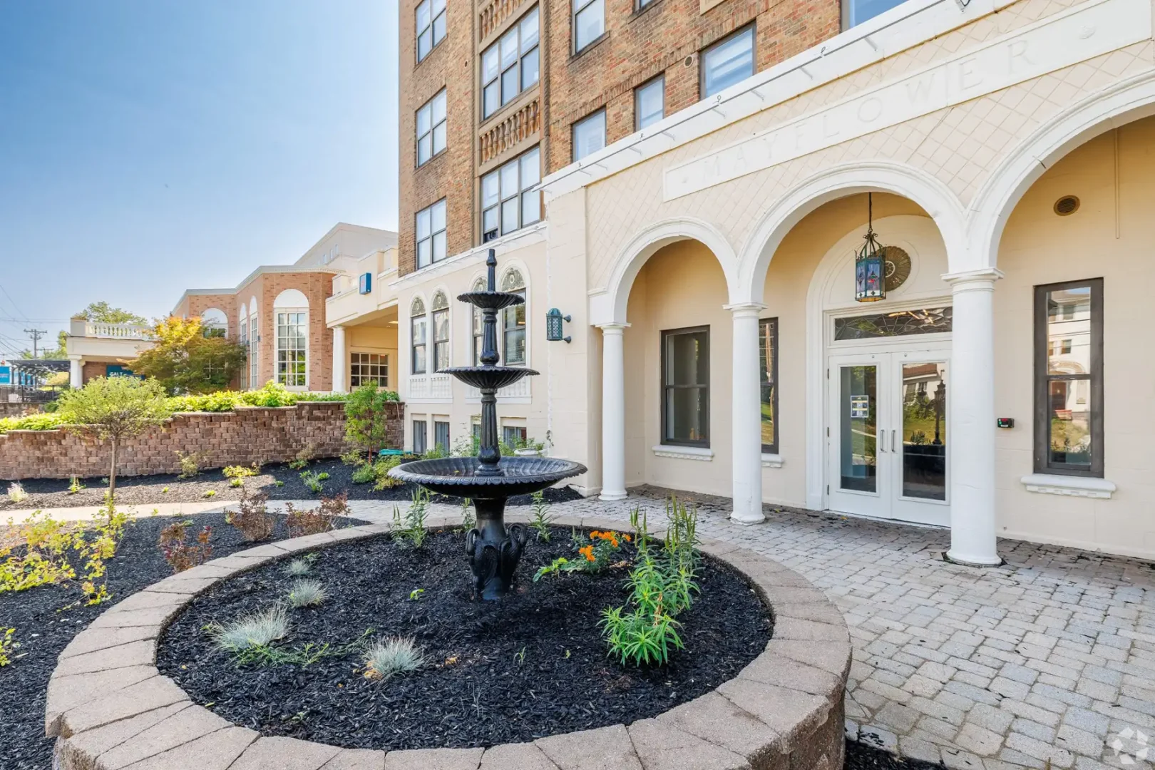 housing at syracuse university apartment entrance