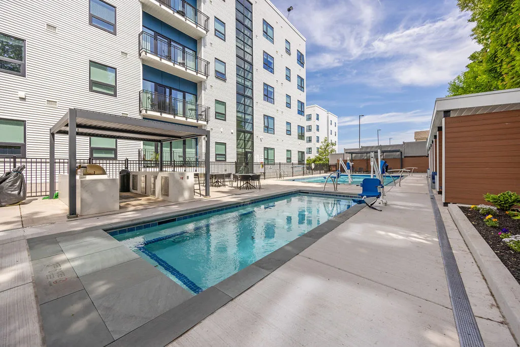 syracuse luxury apartments hot tub